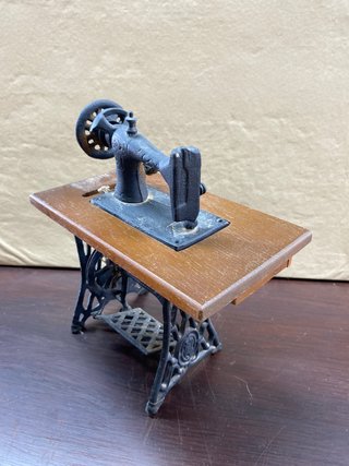Máquina de coser antigua miniatura