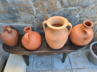 Cantarera antigua de terracota