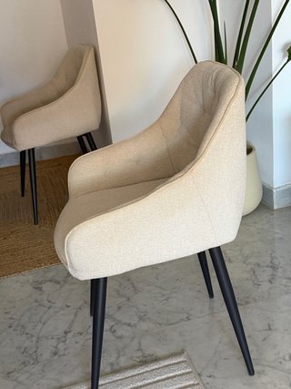 Silla de comedor beige con patas negras