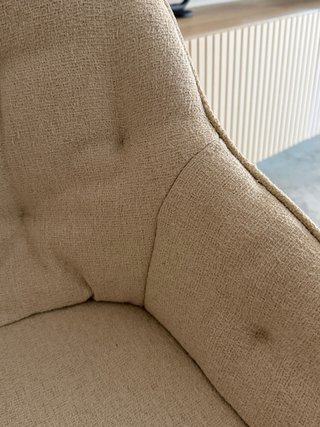 Silla de comedor beige con patas negras