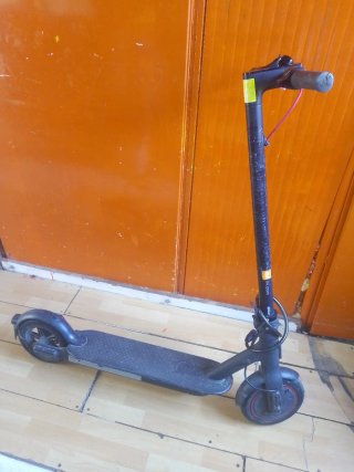 Patinete eléctrico negro