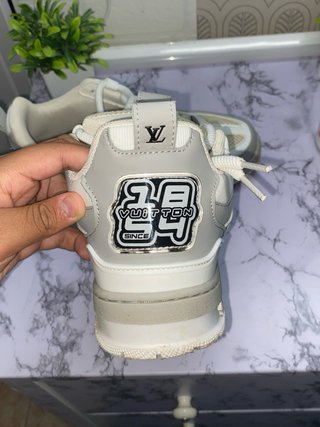 Zapatos Louis Vuitton grises y blancos