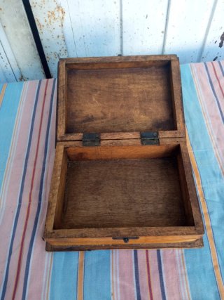 Caja de madera antigua tallada