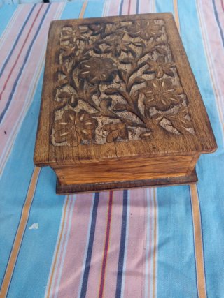 Caja de madera antigua tallada