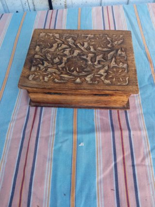 Caja de madera antigua tallada