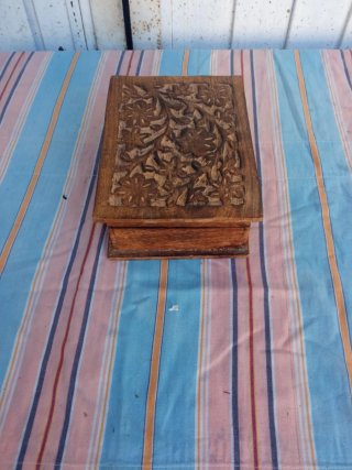 Caja de madera antigua tallada