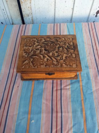 Caja de madera antigua tallada