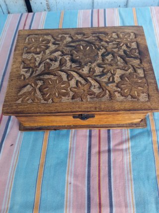 Caja de madera antigua tallada