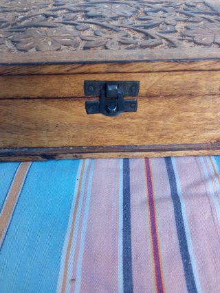 Caja de madera antigua tallada