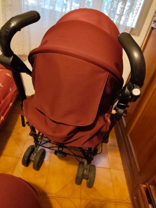 Carrito de bebé rojo y granate. Marca jané.