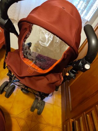 Carrito de bebé rojo y granate. Marca jané.