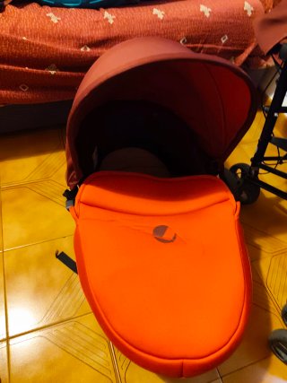 Carrito de bebé rojo y granate. Marca jané.