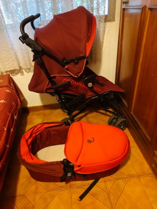 Carrito de bebé rojo y granate. Marca jané.