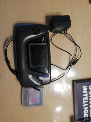 Sega Game Gear gris con cargador
