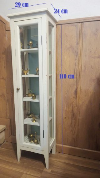 Vitrina pequeña blanca con adornos dorados