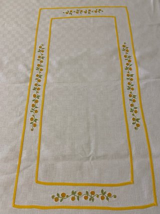 Tovaglia bianca con disegno geometrico