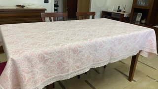 Tovaglia con tovaglioli rosa e bianchi