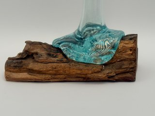 Jarrón de cristal con base de teca