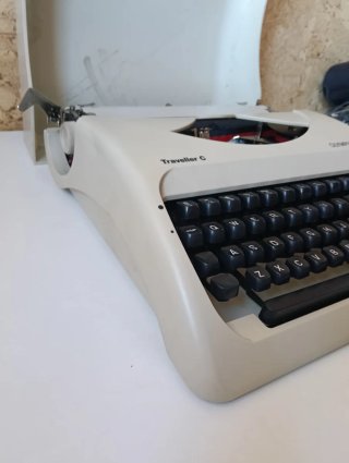 Máquina de escribir Olympia Traveller C