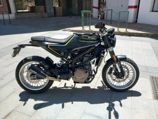 Husqvarna Svartpilen 401 Negra/Amarilla