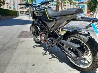 Husqvarna Svartpilen 401 Negra/Amarilla