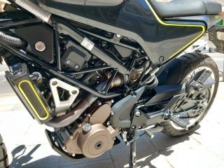 Husqvarna Svartpilen 401 Negra/Amarilla