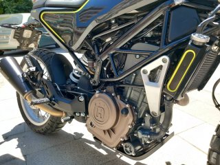 Husqvarna Svartpilen 401 Negra/Amarilla