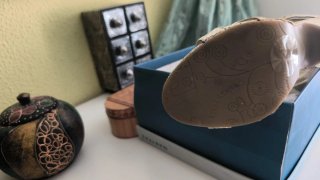 Sandalias de piel doradas tacón
