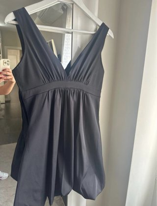 Vestido negro con escote en V