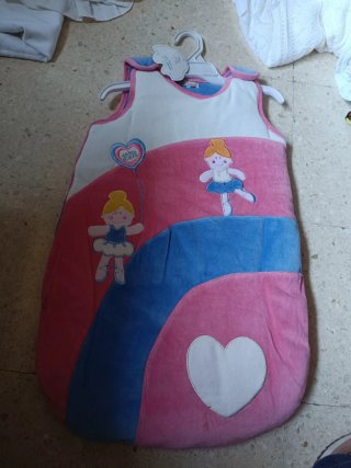 Saco de bebé rosa y azul con corazones