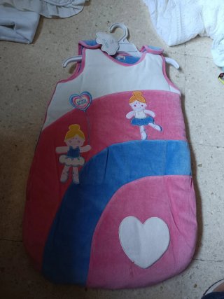 Saco de bebé rosa y azul con corazones