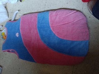 Saco de bebé rosa y azul con corazones