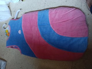 Saco de bebé rosa y azul con corazones