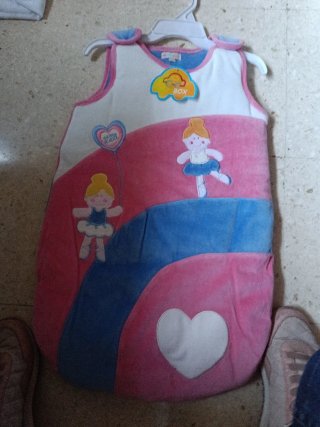 Saco de bebé rosa y azul con corazones