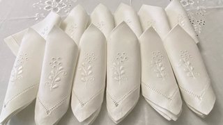 Tovaglia bianca con tovaglioli