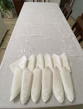 Tovaglia bianca con tovaglioli