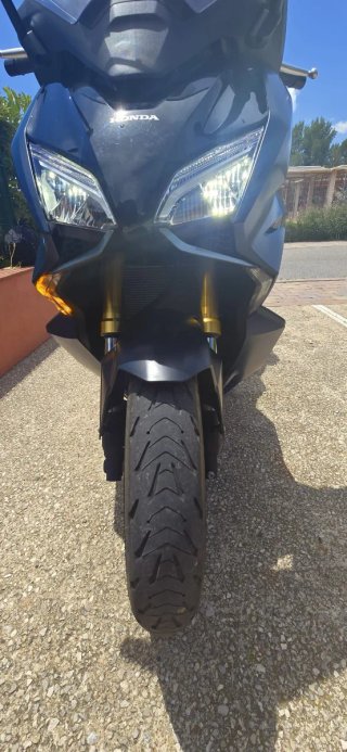 Honda Forza 750 Negra y Azul