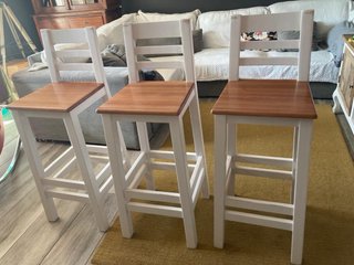 Sillas Altas de Madera