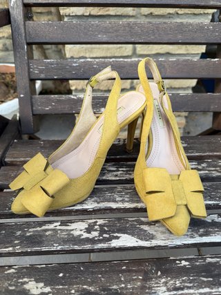 Zapatos de tacón amarillos con lazo