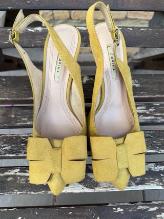 Zapatos de tacón amarillos con lazo
