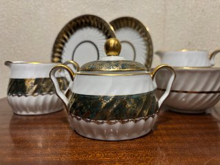 Juego de porcelana dorado y blanco