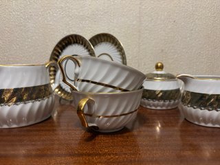 Juego de porcelana dorado y blanco