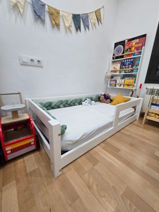 Cama infantil montessori en madera blanca