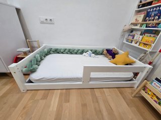 Cama infantil montessori en madera blanca