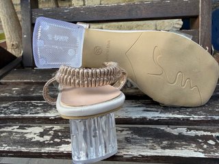 Sandalias transparentes doradas con flores