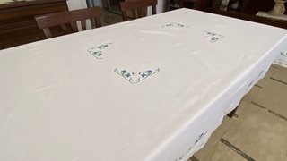 Tovaglia bianca con ricamo floreale