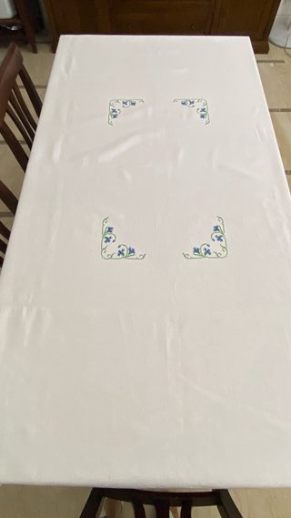 Tovaglia bianca con ricamo floreale