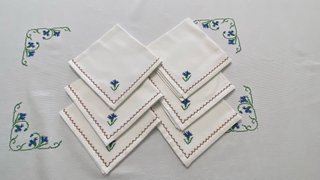Tovaglia bianca con ricamo floreale