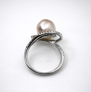 Anillo oro blanco 18k perla y brillantes