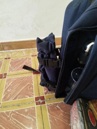Mochila picnic azul con logo de Movistar.